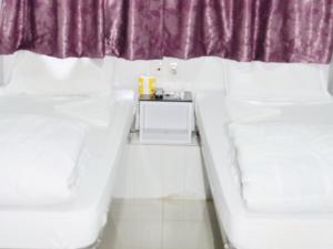 Un pat sau paturi într-o cameră la Om Guest House