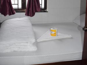 Un pat sau paturi într-o cameră la Om Guest House