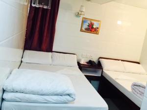 Un pat sau paturi într-o cameră la Om Guest House