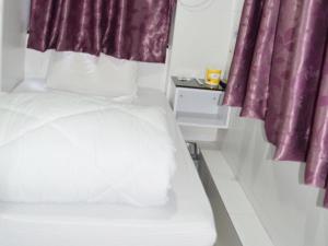 Un pat sau paturi într-o cameră la Om Guest House