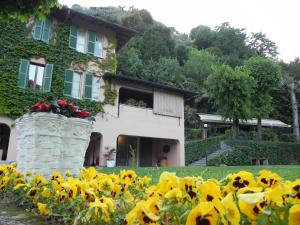 ein Haus mit Blumen davor in der Unterkunft Hotel Terzo Crotto in Cernobbio