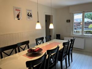 a dining room with a table and chairs at Vakantiehuis Ramsbeck in Ramsbeck