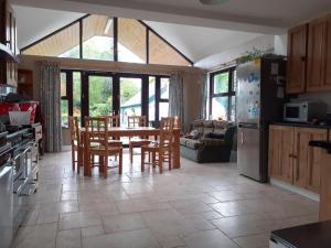cocina y comedor con mesa y sillas en Abiento, en Wexford