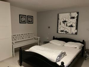 ein Schlafzimmer mit einem Bett mit einem Bild an der Wand in der Unterkunft Vakantiehuis Ramsbeck in Ramsbeck