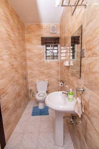 Koupelna v ubytování Spacious & Homely 3BR Serviced Flat in Ogudu, Lagos - with less than 20min drive to/fro the International Airport + 9 fotografií