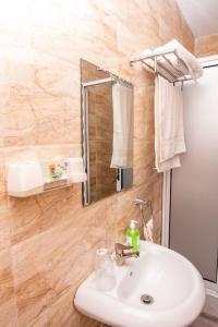 Koupelna v ubytování Spacious & Homely 3BR Serviced Flat in Ogudu, Lagos - with less than 20min drive to/fro the International Airport
