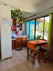eine Küche mit einem Holztisch und einem Esszimmer in der Unterkunft Lidia's Mountain View Vacation Homes in Monteverde Costa Rica