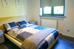 ein Schlafzimmer mit einem großen Bett in einem Zimmer in der Unterkunft Apartamenty Milenium in Ustroń