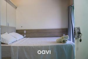 1 cama en una habitación de hospital con en Qavi - Apartamento no Centro de Pipa #Solar216, en Pipa