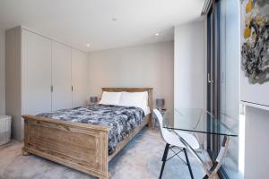 Schlafzimmer mit einem Bett und einem Glastisch in der Unterkunft New Build-Air Con-2 Bedroom-Two Bathrooms Apt 4 in London