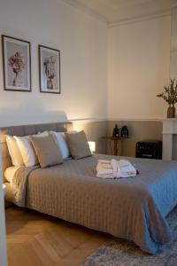 ein Schlafzimmer mit einem Bett mit Handtüchern darauf in der Unterkunft Hotel de Maître de Vaughan in Brüssel