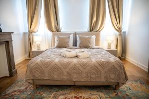 ein Schlafzimmer mit einem Bett mit zwei Kissen darauf in der Unterkunft Hotel de Maître de Vaughan in Brüssel