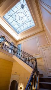 ein Oberlicht in einem Gebäude mit einer Wendeltreppe in der Unterkunft Hotel de Maître de Vaughan in Brüssel