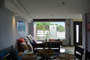 sala de estar con sofá y mesa en Tu confort en Los Andes, en Baños