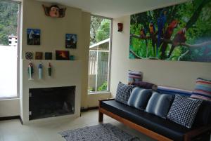sala de estar con sofá y chimenea en Tu confort en Los Andes, en Baños