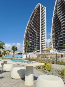 Bazén v ubytovaní Apartament Sunset Waves 67 alebo v jeho blízkosti
