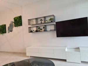 Televízia a/alebo spoločenská miestnosť v ubytovaní Apartament Sunset Waves 67