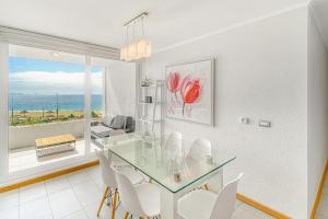 パプドにあるOcean Pearl 3D c/acceso a Playaのガラスのテーブルと白い椅子のあるダイニングルーム +17枚の写真