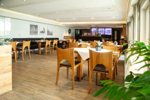 a dining room with tables and chairs in a restaurant at Hotel Russweiher in Eschenbach in der Oberpfalz