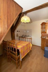 ein Esszimmer mit einem Tisch und einer Küche in der Unterkunft Ferienwohnungen im Harz in Stolberg i. Harz