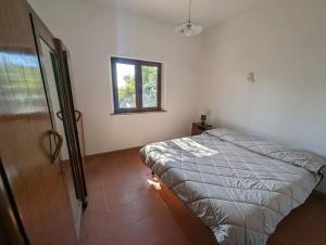 een slaapkamer met een bed en een raam bij (P3347) Cottage familiare Sant'Agostino in Abbasanta