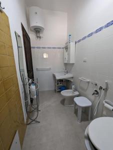 een badkamer met 2 toiletten en een wastafel bij (P3347) Cottage familiare Sant'Agostino in Abbasanta