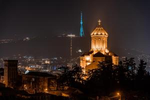 Pemandangan umum bagi Tbilisi City atau pemandangan bandar yang diambil dari hotel