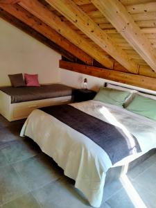 1 dormitorio con cama y techo de madera en Maison Cascina Amélie, en Abbadia Lariana
