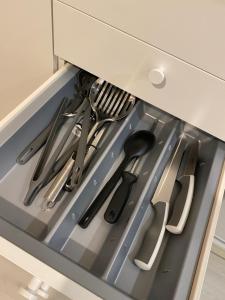 a drawer filled with utensils in a kitchen at Ihana huoneisto juna aseman vieressä. in Vantaa