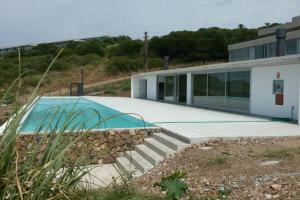 - un bâtiment avec une piscine en face dans l'établissement Modern apartment with the best view., à Punta del Este