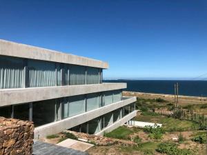 um grande edifício com o oceano ao fundo em Modern apartment with the best view. em Punta del Este