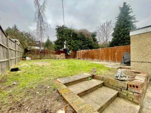 um quintal com uma cerca e um quintal com escadas em Tranquil Rentals - Large 4 BDR Home, 3 Bathrooms, Free Parking, Monthly Discounts em Oxford