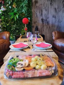 HORIZON SPA في Samer: طاولة مع صينية من الطعام على طاولة