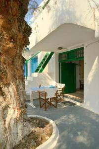 un patio al aire libre con una mesa y un árbol en Milos Apartments Kardapis Ground Floor en Klima