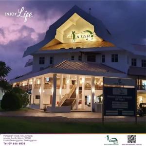 Kuala Terengganu Golf Resort by Ancasa Hotels & Resorts في كوالا ترغكانو: مبنى عليه لافته