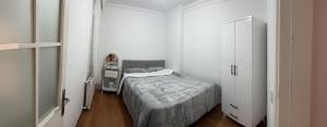 um quarto com uma cama num quarto branco em noray1 em Istambul