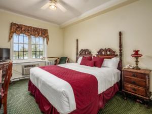 ein Schlafzimmer mit einem großen Bett und einem Fenster in der Unterkunft Lafayette Hotel Marietta in Marietta