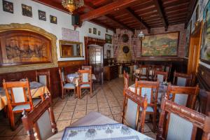 - un restaurant avec des tables et des chaises dans une salle dans l'établissement Hotel Kuria, à Banská Bystrica