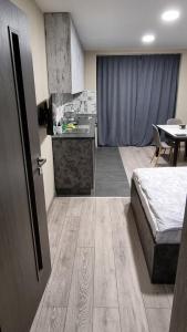 Pokój z łóżkiem i kuchnią ze stołem w obiekcie Premium Lux apartment w mieście Montana