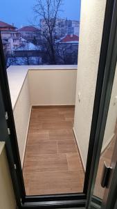 drzwi na balkon z widokiem na miasto w obiekcie Premium Lux apartment w mieście Montana