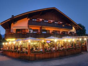 a restaurant in front of a building at night at Pension Gasthof Löwen in Lagundo