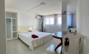 una piccola camera da letto con un letto e un tavolo di Sun & Shine Holiday Resort a Flic-en-Flac