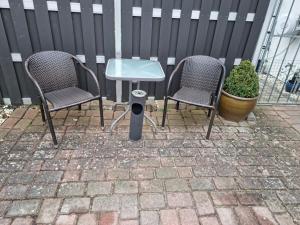a table and two chairs and a table and a fence at Gäth Thomsdorf in Riepsdorf