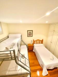 Ce dortoir comprend 2 lits superposés. dans l'établissement Expoholidays- Puerto Aguadulce 4ºG, à Aguadulce