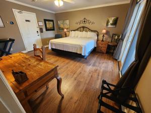 Postel nebo postele na pokoji v ubytování Elder Mountain Room at Tennessee RiverPlace