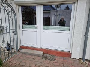 a person taking a picture of a white door at Gäth Thomsdorf in Riepsdorf