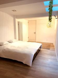 um quarto com uma grande cama branca num quarto em AIR BNBAR N°13 em Schaffhausen