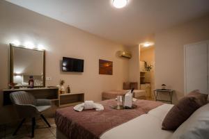 una camera d'albergo con letto e specchio di Trenta Nove Studios a Plános