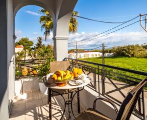 a bowl of fruit on a table on a balcony at Trenta Nove Studios in Planos