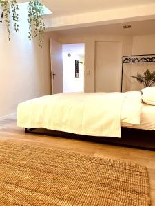 En eller flere senge i et værelse på AIR BNBAR N°13